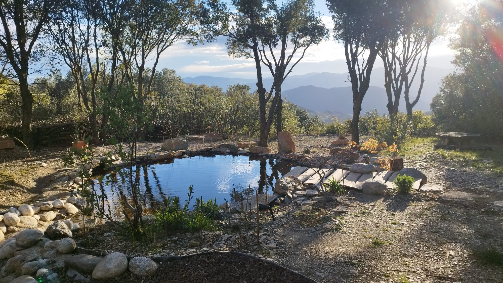 Bassin naturel et vue sur les Cévennes